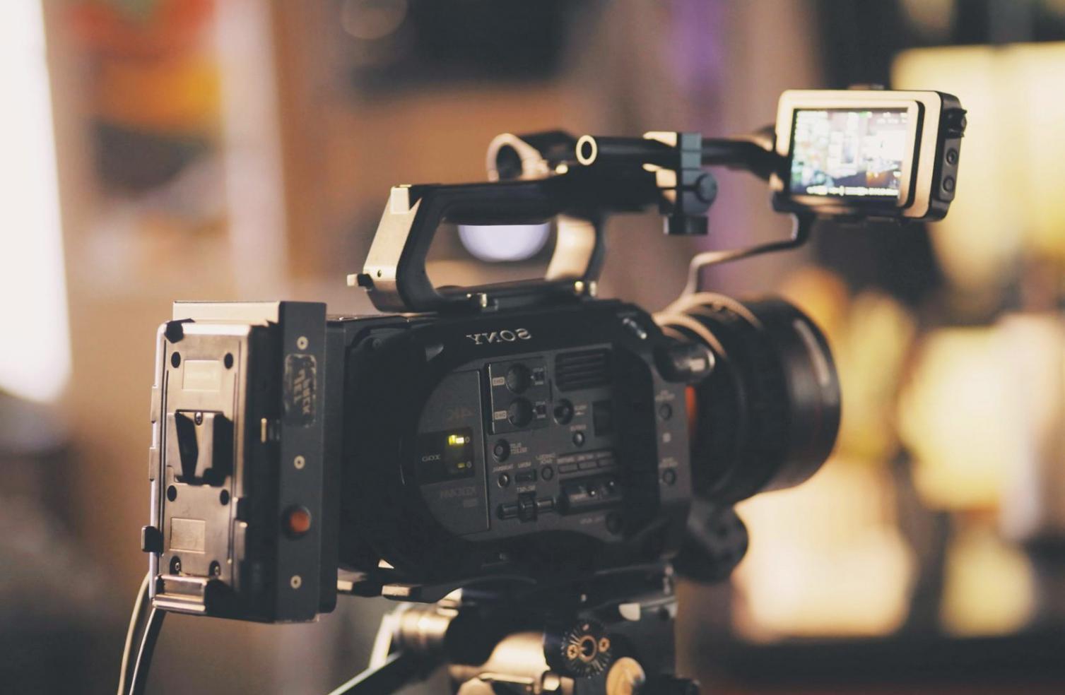 Professioneller Arbeitsplatz für Video-Editing mit modernem Equipment